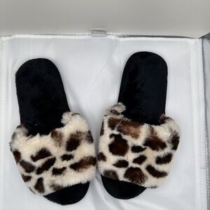 Women’s Leopard Fuzzy Slippers Size 6 - 7 Great condition